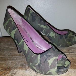 Camouflage pumps